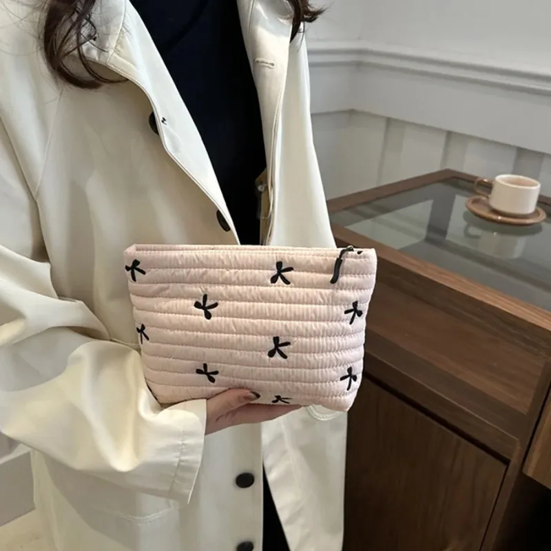 Urocza kosmetyczka z zamkiem b – Cosmetic Bags recenzja i cena