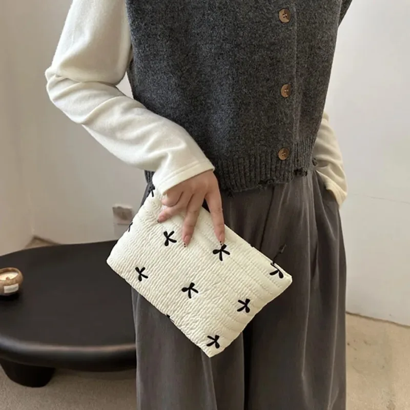 Urocza kosmetyczka z zamkiem b – Cosmetic Bags recenzja i cena