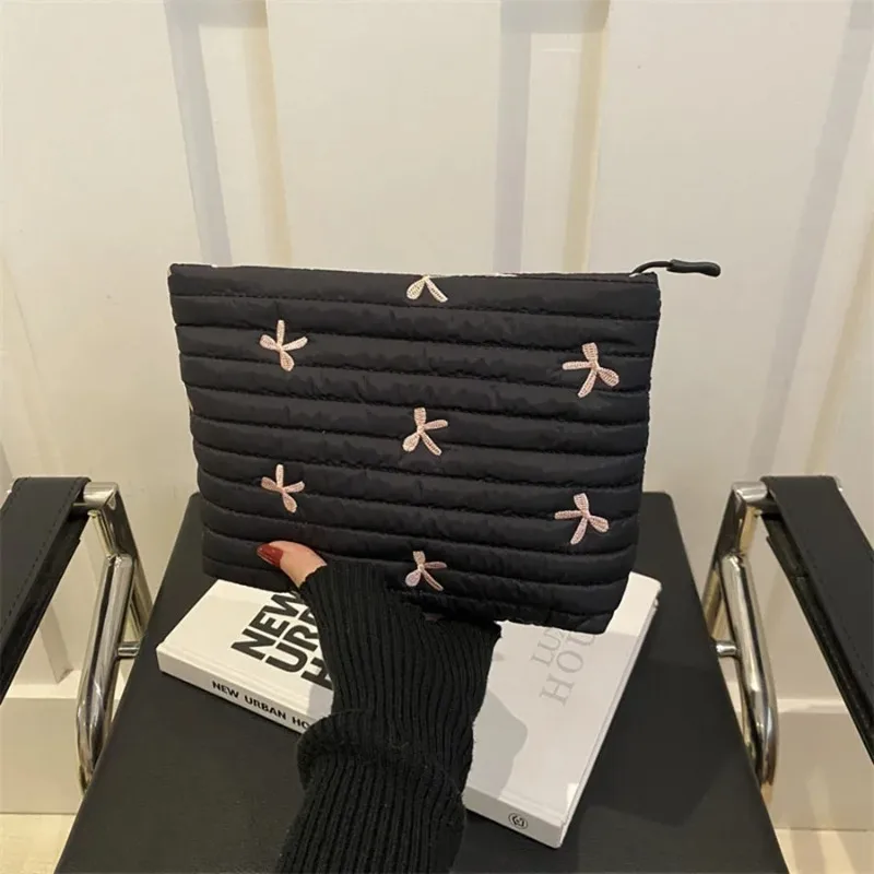 Urocza kosmetyczka z zamkiem b – Cosmetic Bags recenzja i cena